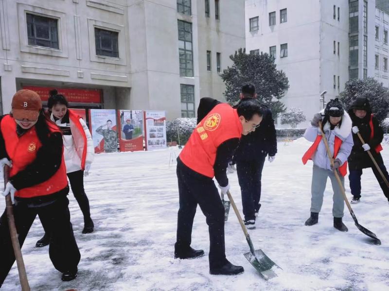 扫雪除冰，勇做先锋！市城管局开展扫雪除冰活动