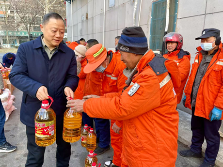 爱心汇聚暖寒冬——市城市管理局开展“迎新春送温暖慰问环卫工人活动”